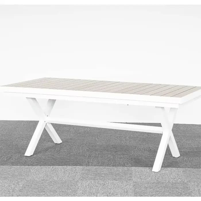 Tables et chaises pliantes d'extérieur pour un jardin polyvalent.