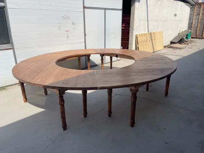 Table d'extérieur en bois incurvée de jardin rustique moderne avec sièges pour meubles d'hôtel pour pique-niques en plein air et mariages sur événements