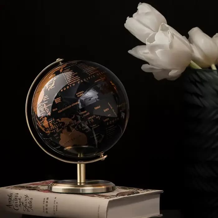 Globe terrestre à base métallique