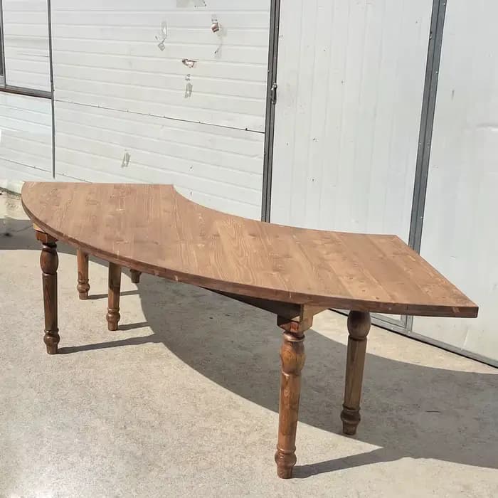 Table d'extérieur en bois incurvée de jardin rustique moderne avec sièges pour meubles d'hôtel pour pique-niques en plein air et mariages sur événements