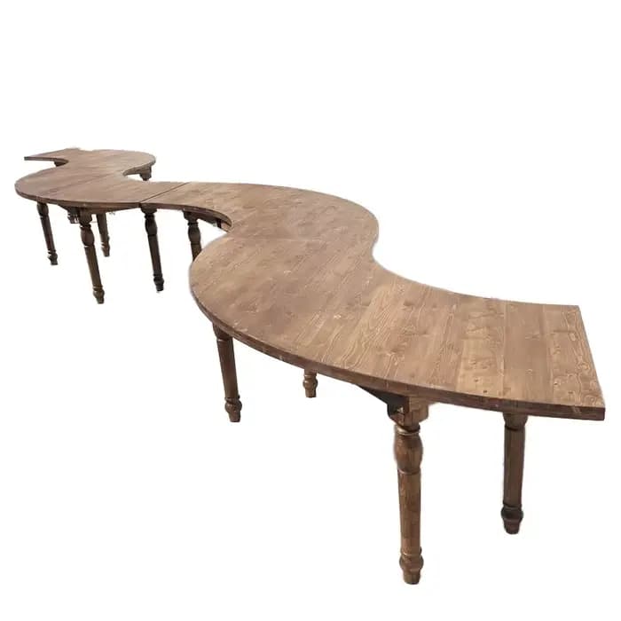 Table d'extérieur en bois incurvée de jardin rustique moderne avec sièges pour meubles d'hôtel pour pique-niques en plein air et mariages sur événements