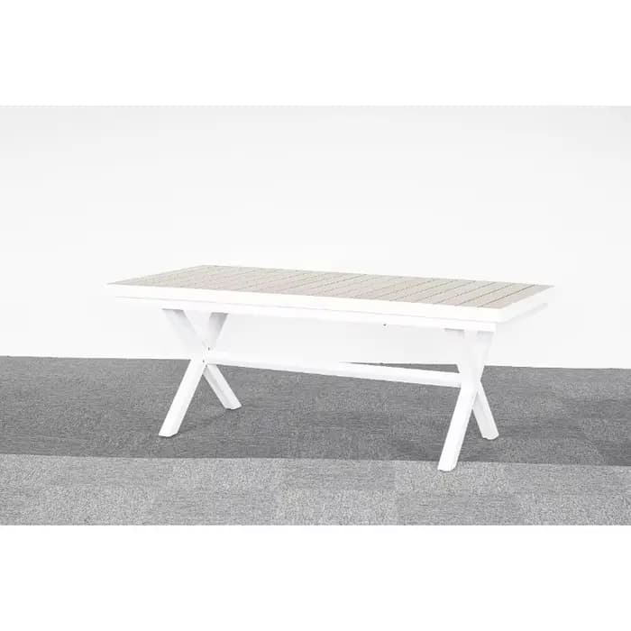 Tables et chaises pliantes d'extérieur pour un jardin polyvalent.