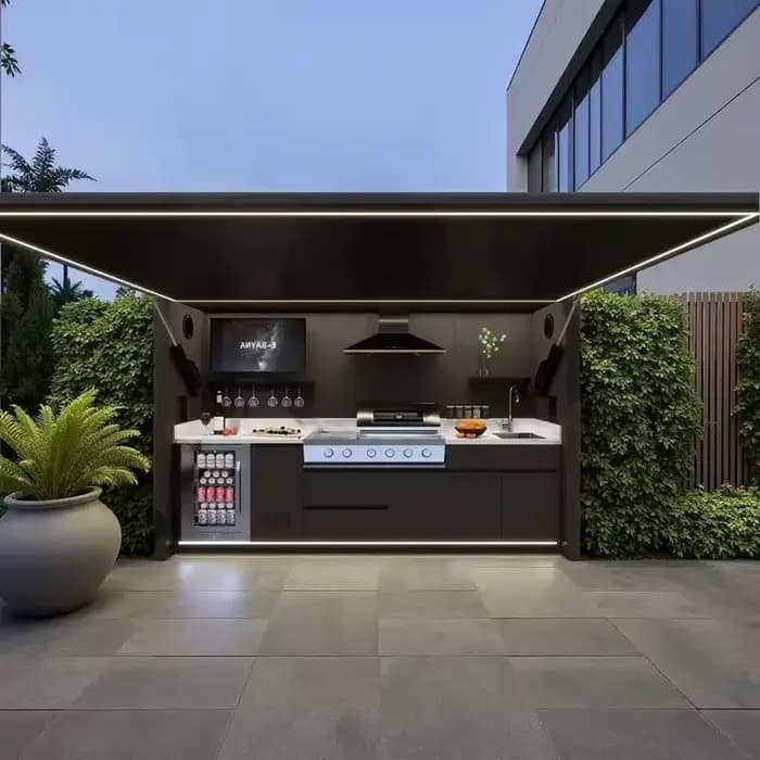 Cuisine de jardin avec armoires modulaires et îlot de gril