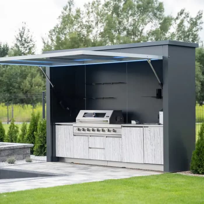Cabane de barbecue moderne préfabriquée avec gril central, table à manger, bancs et cheminée pour fê